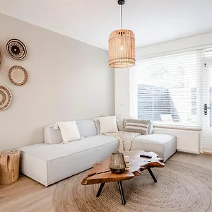 Marley's Beachhouse - Luxury With Garden Apartment